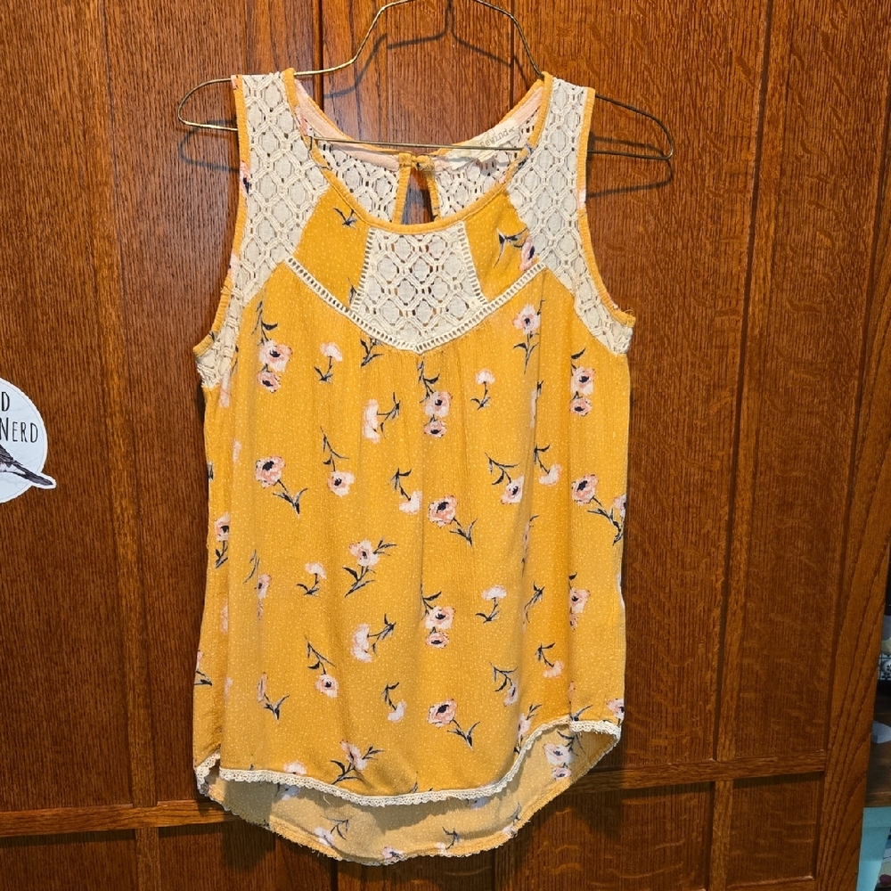 Size Small Rewnd Crepy Crocheted Top